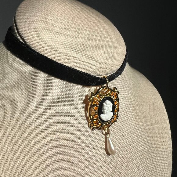 Black Velvet Ribbon Cameo Pendant Choker Victorian Style Costume Choker Necklace - Picture 5 of 12